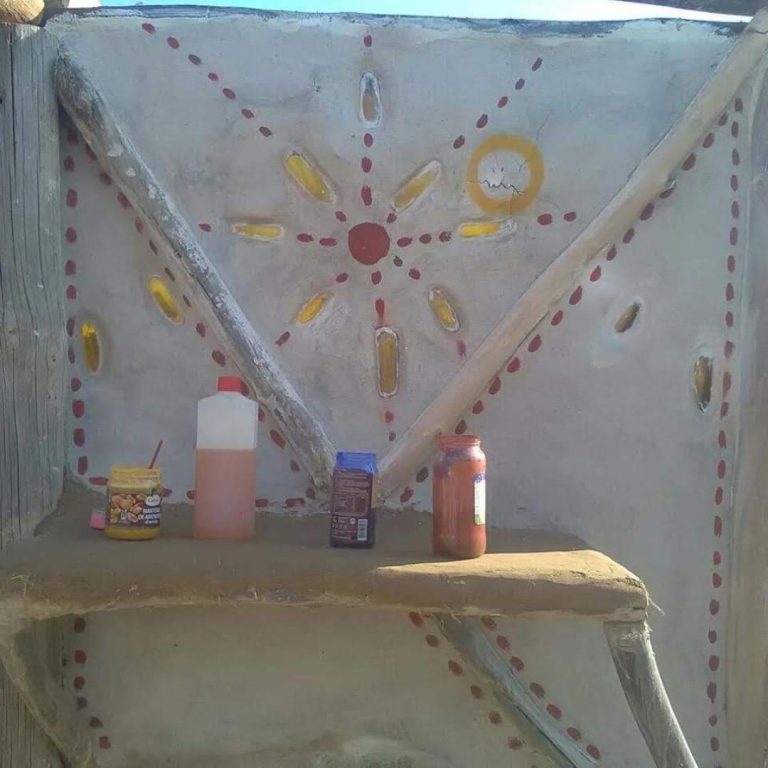 Natural Building - Wattle and daub chicken house with natural pigments